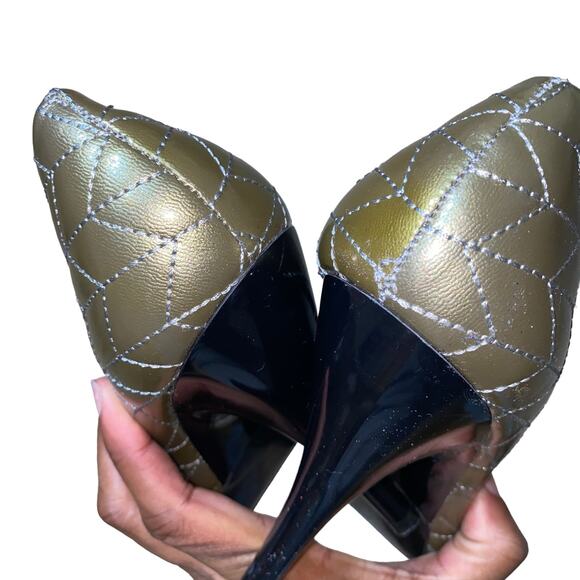 BCBGirls Quilted Black Cap Toe Leather Pump Heels Size 8.5B Army Green - Picture 8 of 15